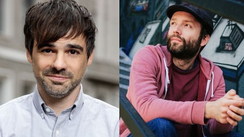 Zwei M&auml;nner, einer tr&auml;gt ein Hemd und l&auml;chelt, der andere sitzt in einer Kapuzenjacke auf einer Treppe und schaut zur Seite., &copy; Rosenau Kultur e.V.