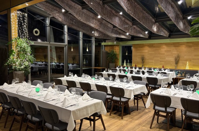 Eleganter Speisesaal mit festlich gedeckten Tischen, weißen Tischdecken und dekorativen Lichtern. Die Atmosphäre ist einladend und stilvoll., © SWR Media Services GmbH / SWR Fernsehturm Stuttgart