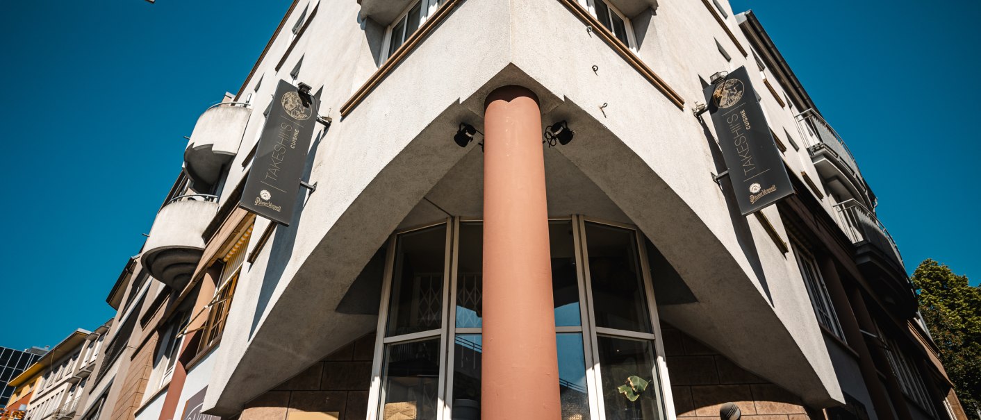 Eckgebäude mit Schildern von Takeshiis Lounge und Vivi Beauty Nails, aufgenommen von unten. Straßenschild Wagnerstraße sichtbar, blauer Himmel im Hintergrund., © SMG Stuttgart Marketing GmbH - Sarah Schmid Eckgebäude mit Schildern von Takeshiis Lounge und Vivi Beauty Nails, aufgenommen von unten. Straßenschild Wagnerstraße sichtbar, blauer Himmel im Hintergrund., © SMG Stuttgart Marketing GmbH - Sarah Schmid