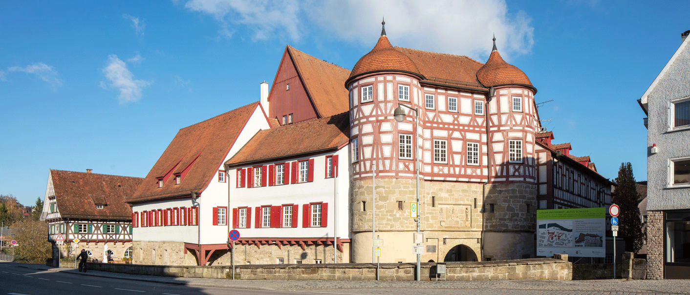 The Old Castle in Gaildorf showcases its impressive half-timbered architecture under a clear blue sky., © Stadt Gaildorf The Old Castle in Gaildorf showcases its impressive half-timbered architecture under a clear blue sky., © Stadt Gaildorf
