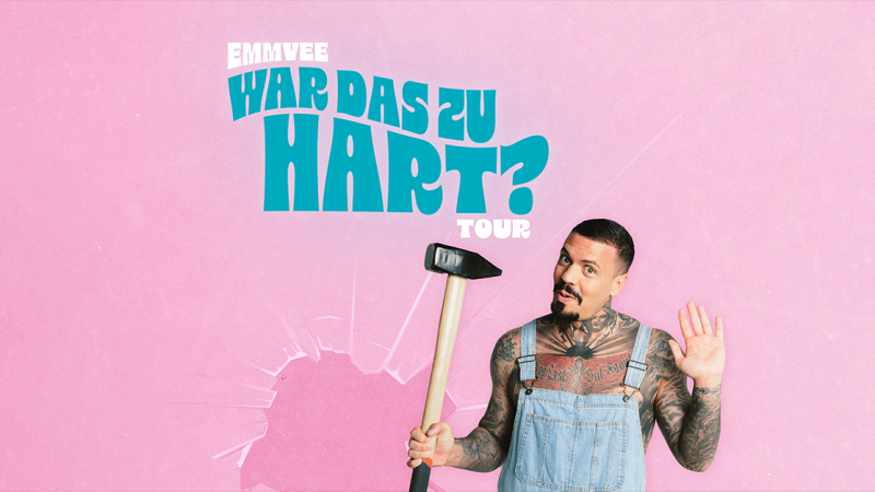 Ein t&auml;towierter Mann in Latzhose h&auml;lt einen Hammer vor einem rosa Hintergrund. Der Text 'EMMVEE - War das zu hart? Tour' ist prominent zu sehen., &copy; links im Bild