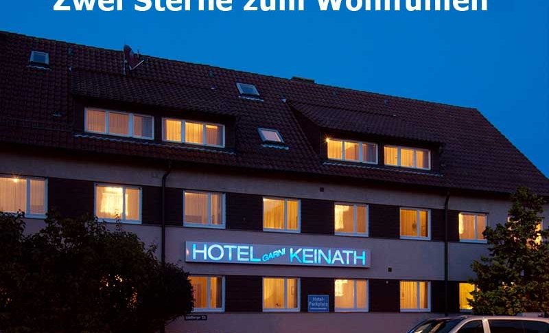 Hotel Keinath bei Nacht, beleuchtete Fenster, Schriftzug "Zwei Sterne zum Wohlfühlen" oben, Autos im Vordergrund., © Hotel Keinath Hotel Keinath bei Nacht, beleuchtete Fenster, Schriftzug "Zwei Sterne zum Wohlfühlen" oben, Autos im Vordergrund., © Hotel Keinath