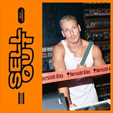 Ein Mann in einem wei&szlig;en Tanktop steht hinter einem "Vorsicht Glas"-Band in einem Gesch&auml;ft. Der Hintergrund ist mit Regalen gef&uuml;llt., &copy; links im Bild