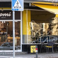 Schaufenster des Deli mit gelben Markisen. Über der Tür am Eck des Gebäudes steht "jomi Bagel Deli"., © Stuttgart-Marketing GmbH, Sarah Schmid Schaufenster des Deli mit gelben Markisen. Über der Tür am Eck des Gebäudes steht "jomi Bagel Deli"., © Stuttgart-Marketing GmbH, Sarah Schmid