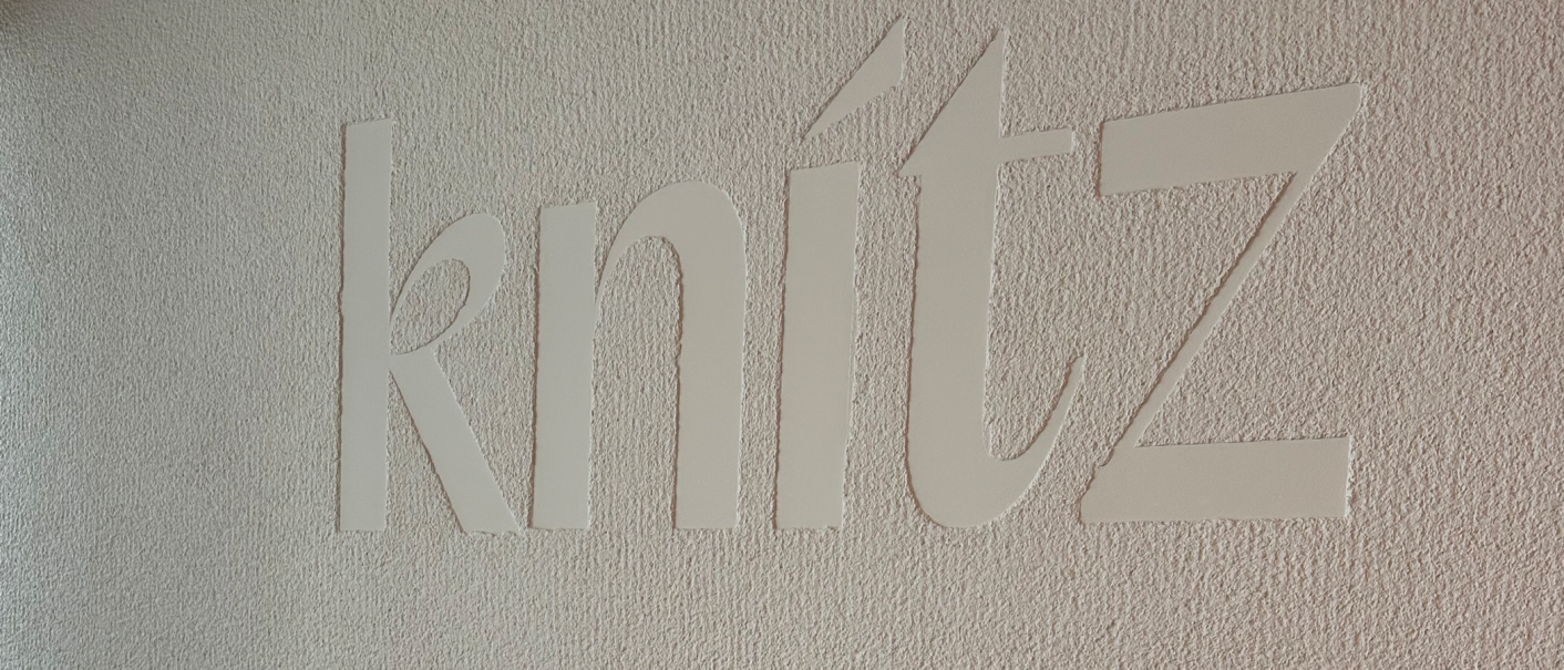 Das Logo des knitz Restaurants ist in großen, weißen Buchstaben auf einer strukturierten Wand zu sehen., © Stuttgart-Marketing GmbH Das Logo des knitz Restaurants ist in großen, weißen Buchstaben auf einer strukturierten Wand zu sehen., © Stuttgart-Marketing GmbH
