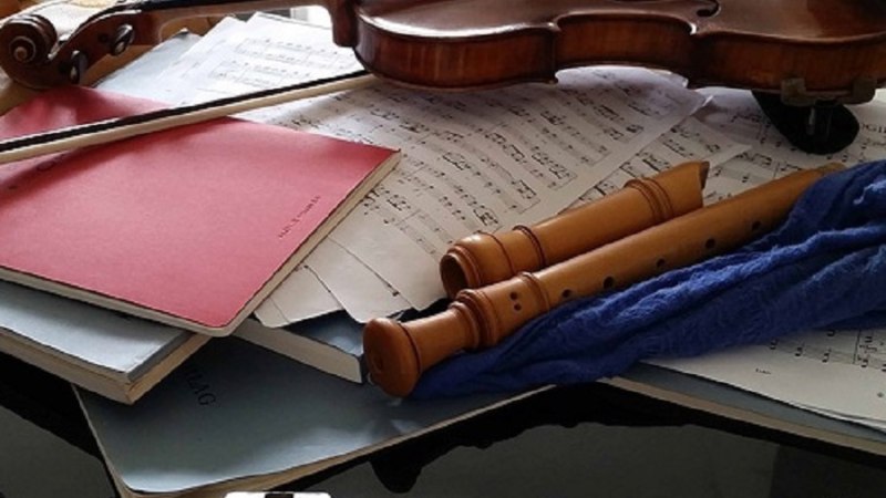 Ein Tisch voller Notenbl&auml;tter, einer Geige, Blockfl&ouml;ten und einer Querfl&ouml;te zeigt die chaotische Vorbereitung f&uuml;r ein Konzert., &copy; Pixabay