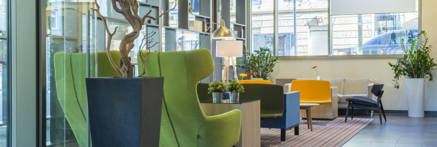 Modern lobby with green and yellow armchairs, plants and large windows. A carpet and a lamp complete the stylish ambience., © Park Inn by Radisson Stuttgart Modern lobby with green and yellow armchairs, plants and large windows. A carpet and a lamp complete the stylish ambience., © Park Inn by Radisson Stuttgart