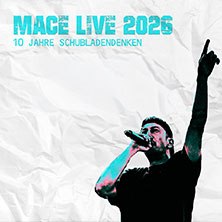 Ein S&auml;nger mit Mikrofon hebt den Finger in die Luft. Text: Mace Live 2026 - 10 Jahre Schubladendenken., &copy; links im Bild