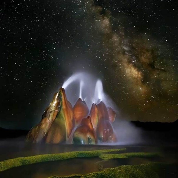 A colorful geyser sprays water into the air while the Milky Way glows in the night sky. The scenery is mystical and impressive., &copy; Theaterhaus Stuttgart e.V.
