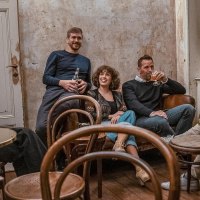 A group of six people sit in a cozy room with rustic furnishings and have a relaxed conversation., &copy; SMG Stuttgart Marketing GmbH