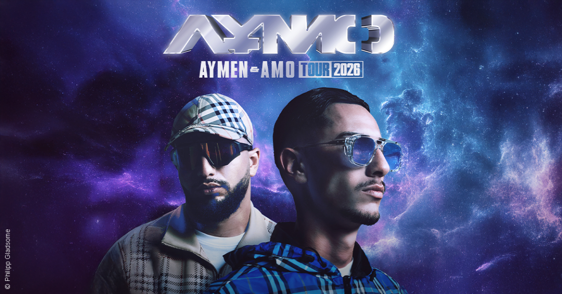Zwei M&auml;nner mit Sonnenbrillen posieren vor einem galaktischen Hintergrund. Der Schriftzug 'AYMO Arena Tour 2026' ist prominent zu sehen., &copy; links im Bild