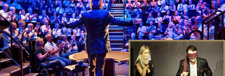 Ein Magier in der Strotmanns Magic Lounge Stuttgart vor einem applaudierenden Publikum. Im kleinen Bild zeigt eine Frau eine Karte, während ein Mann mit Augenbinde am Tisch sitzt., © STROTMANNS Magic Lounge