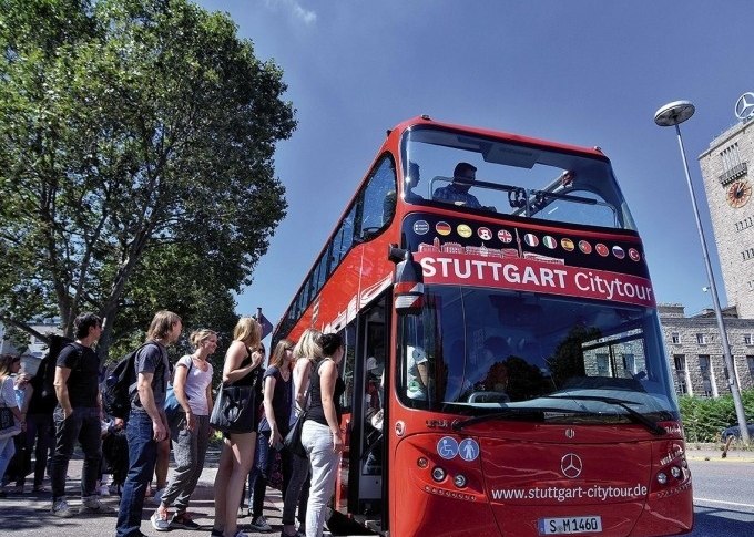 Roter Doppeldeckerbus der Stuttgart Citytour, Menschen steigen ein. Der Bus steht an einer Haltestelle, im Hintergrund B&auml;ume und ein Geb&auml;ude., &copy; SMG, Pierre Polak