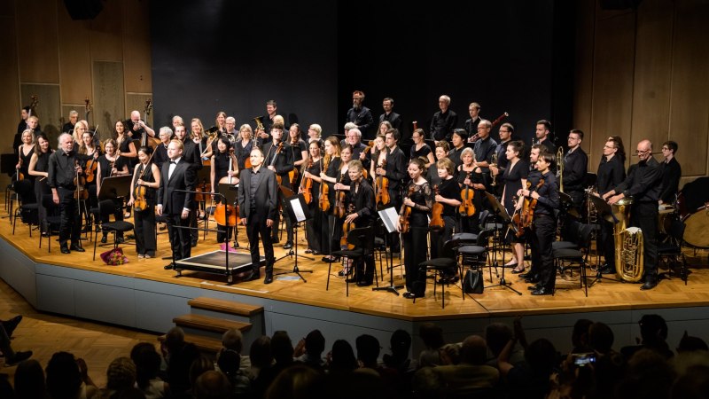 Das Brenzhaus-Orchester verbeugt sich nach einem Konzert in der Liederhalle. Die Musiker tragen schwarze Kleidung und halten ihre Instrumente., &copy; Brenzhaus-Orchester
