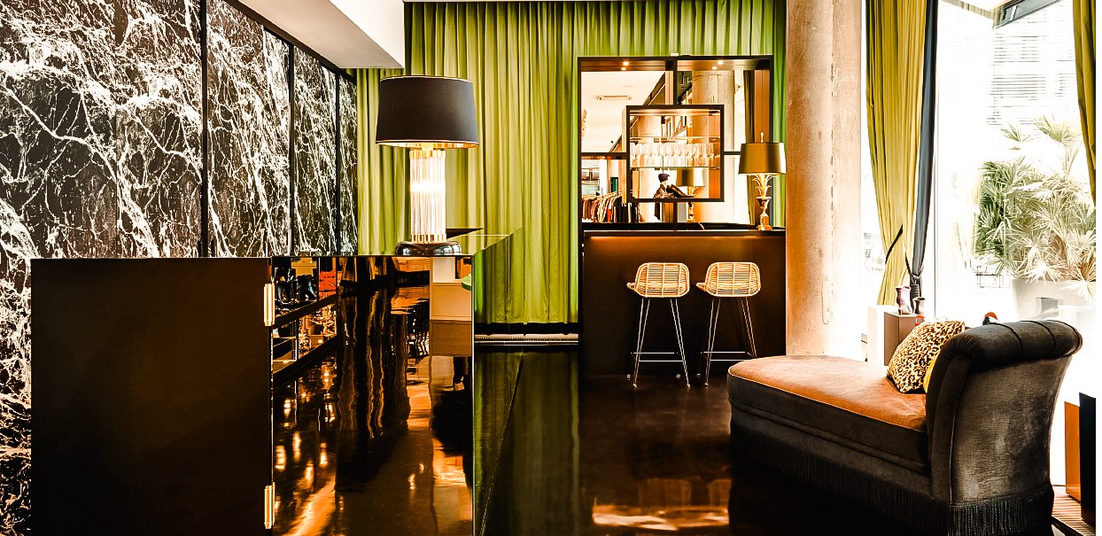 Elegantes Interieur mit Marmortheke, grünen Vorhängen, Barbereich und stilvollen Möbeln. Luxuriöse Atmosphäre mit moderner Beleuchtung., © Abseits Stuttgart