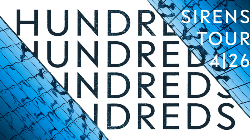Grafik mit dem Wort 'HUNDREDS' mehrfach wiederholt und dem Text 'SIRENS TOUR 2026' auf einem blauen, strukturierten Hintergrund., &copy; links im Bild