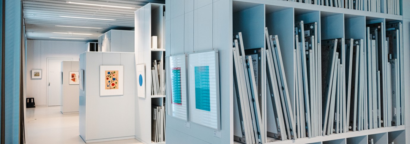 Innenansicht einer modernen Kunstbibliothek mit Regalen voller gerahmter Kunstwerke und hellen W&auml;nden. Bilder h&auml;ngen an den W&auml;nden., &copy; SMG_Sarah Schmid