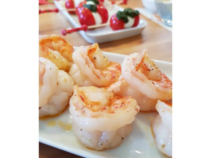 Prawns on a plate, tomato and mozzarella skewers in the background. Elegant presentation of tapas., &copy; Kultweine-Kochwelten-Kunst&uuml;cke - Kochschule Sonja Lenz
