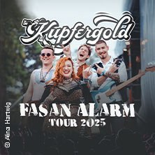 Band Kupfergold lächelt auf einem Plakat für die Fasan Alarm Tour 2025. Vier Mitglieder, fröhliche Stimmung., © links im Bild Band Kupfergold lächelt auf einem Plakat für die Fasan Alarm Tour 2025. Vier Mitglieder, fröhliche Stimmung., © links im Bild