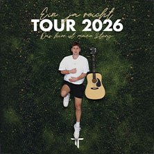 Ein Mann in Sportkleidung liegt auf Gras neben einer Gitarre. Text: "Tour 2026"., © links im Bild Ein Mann in Sportkleidung liegt auf Gras neben einer Gitarre. Text: "Tour 2026"., © links im Bild