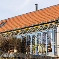 Modern house with a red tiled roof and large glass windows, surrounded by bare trees and a garden., &copy; Stuttgart-Marketing GmbH, Sarah Schmid