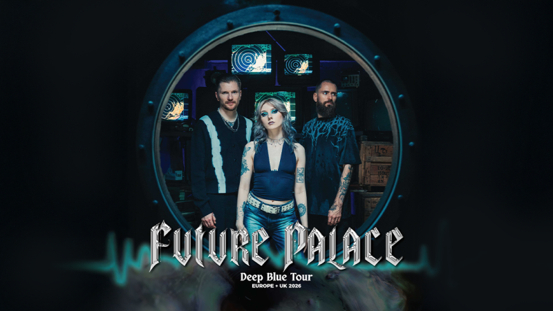 Die Band Future Palace posiert in einem futuristischen Setting mit Bildschirmen im Hintergrund. Der Schriftzug "Deep Blue Tour 2026" ist prominent zu sehen., &copy; links im Bild