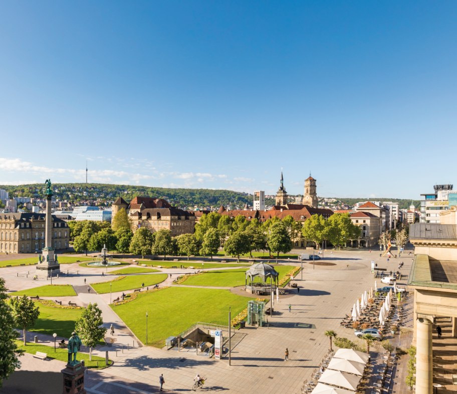 Der Schlossplatz in Stuttgart bei sonnigem Wetter, umgeben von historischen Gebäuden und dem Dorotheen Quartier. Menschen spazieren und genießen die Atmosphäre., © Werner Dieterich Der Schlossplatz in Stuttgart bei sonnigem Wetter, umgeben von historischen Gebäuden und dem Dorotheen Quartier. Menschen spazieren und genießen die Atmosphäre., © Werner Dieterich
