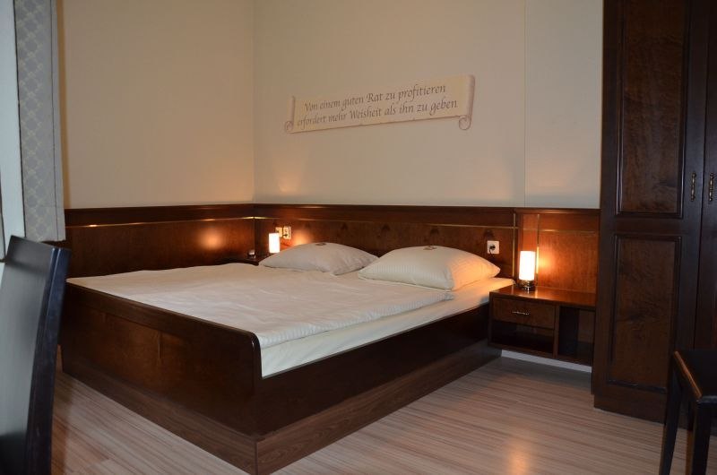 Cozy double room with large bed, two bedside tables and wall decoration. Wooden furniture and warm lighting create an inviting atmosphere., &copy; TOMAS