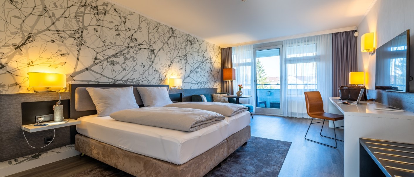Modern hotel room with double bed, desk, chair and balcony. Light colors and stylish wall design with nature motif., &copy; MASEVEN Stuttgart SI-Centrum