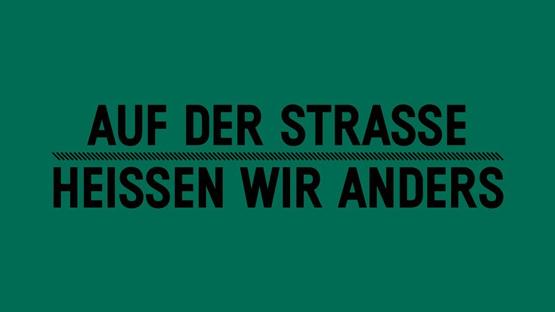 Schwarzer Text auf grünem Hintergrund mit dem Satz 'Auf der Straße heißen wir anders'., © Württembergische Staatstheater Stuttgart Schwarzer Text auf grünem Hintergrund mit dem Satz 'Auf der Straße heißen wir anders'., © Württembergische Staatstheater Stuttgart