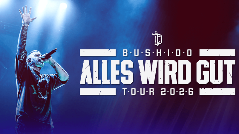 Bushido performt auf der B&uuml;hne mit Mikrofon in der Hand. Der Hintergrund ist in Blau- und Lilat&ouml;nen gehalten. Text: 'Alles wird gut Tour 2026'., &copy; links im Bild
