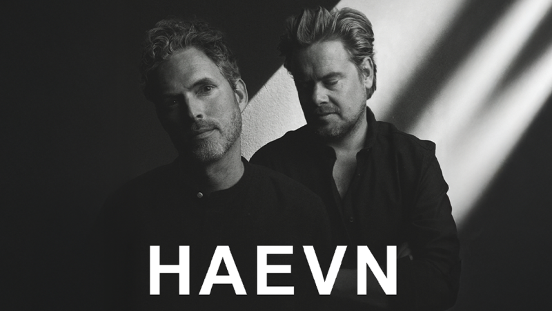 Zwei Männer in einem Schwarz-Weiß-Porträt mit dem Schriftzug HAEVN im Vordergrund. Dramatische Beleuchtung betont die Gesichtszüge., © links im Bild Zwei Männer in einem Schwarz-Weiß-Porträt mit dem Schriftzug HAEVN im Vordergrund. Dramatische Beleuchtung betont die Gesichtszüge., © links im Bild
