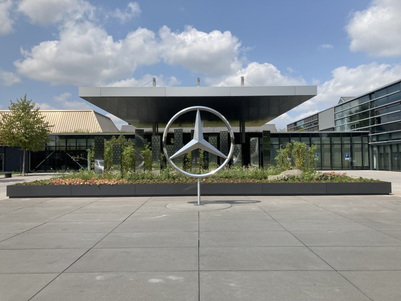Eingang des Mercedes-Benz Kundencenters in Sindelfingen mit großem Mercedes-Logo und moderner Architektur im Hintergrund., © Mercedes-Benz AG Eingang des Mercedes-Benz Kundencenters in Sindelfingen mit großem Mercedes-Logo und moderner Architektur im Hintergrund., © Mercedes-Benz AG