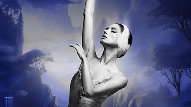 Ballerina in Schwanenkost&uuml;m vor einem mystischen, blauen Hintergrund mit B&auml;umen. Text: 'Schwanensee - Die traditionelle Wintertournee'., &copy; Konstantin Rain be.entertained