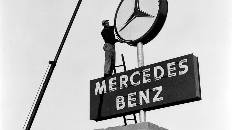 Mercedes Star at Stuttgart Main Station, &copy; Daimler AG