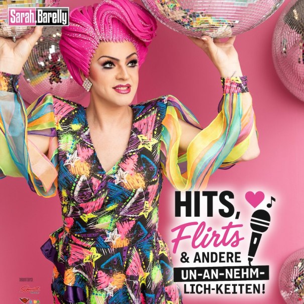 Eine Person in einem bunten, glitzernden Outfit und pinkem Kopfschmuck posiert vor einer pinken Wand mit Discokugeln. Text: Hits, Flirts & andere Un-an-nehm-lich-keiten., &copy; Theater der Altstadt