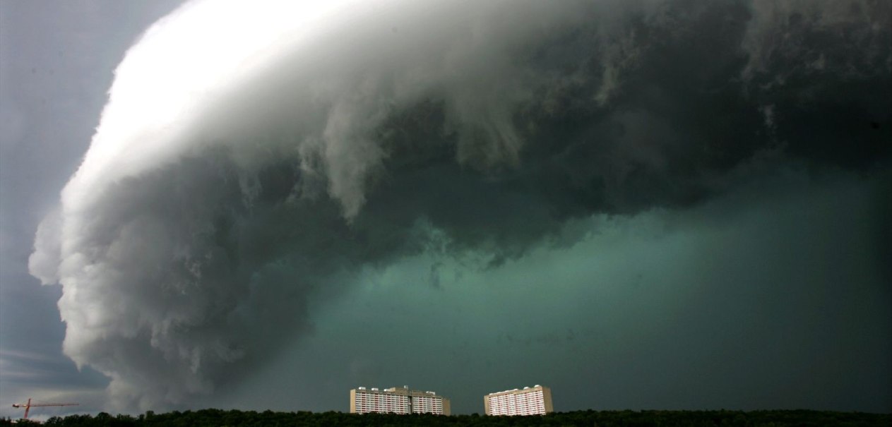 Dramatische Wolkenformation &uuml;ber einem Hochhaus und einem Kran. Der Himmel ist dunkel und bedrohlich, w&auml;hrend die Wolken tief und schwer wirken., &copy; Wilhelm Mierendorf