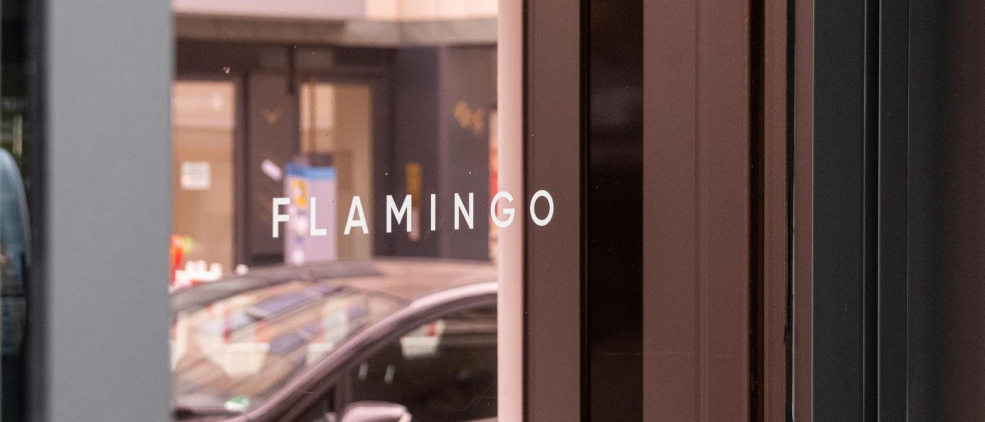 White capital letters on a window, © SMG, Sarah Schmid White capital letters on a window, © SMG, Sarah Schmid