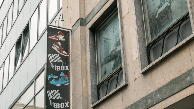 Facade of a building with a sign 'Inside The Box' and a drawn café in the window., © SMG Stuttgart Marketing GmbH - Sarah Schmid