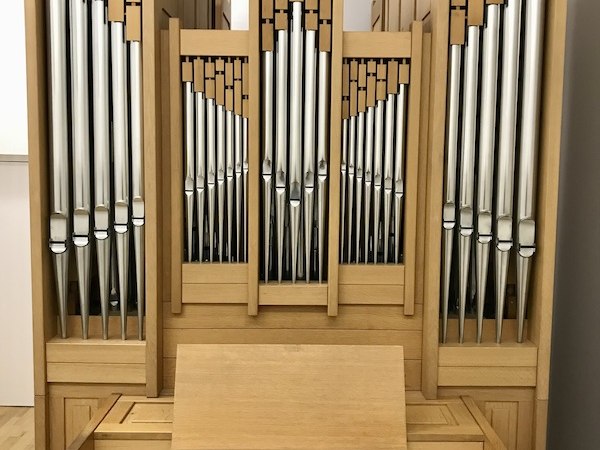 Große Pfeifenorgel mit mehreren Manualen und Registerzügen in einem hellen Raum., © Staatliche Hochschule für Musik und Darstellende Kunst