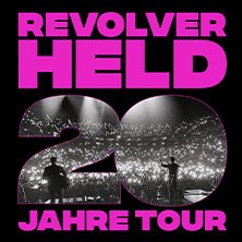 Schwarz-weißes Konzertfoto mit pinkem Text 'Revolverheld 20 Jahre Tour'. Die Bühne ist von Lichtern umgeben., © links im Bild