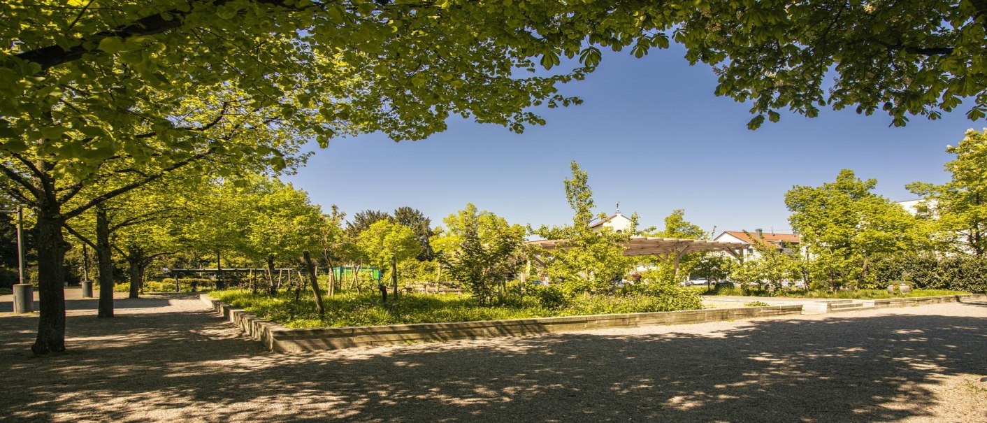 A green park in Fellbach with trees, a playground and a pavilion under a blue sky., © SMG Stuttgart Marketing GmbH - Sarah Schmid