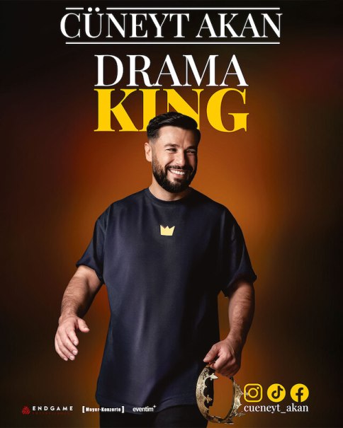 Ein Mann in einem schwarzen T-Shirt mit einer Krone darauf lächelt vor einem orangefarbenen Hintergrund. Der Text "Cüneyt Akan Drama King" ist darüber zu sehen., © Theaterhaus Stuttgart e.V. Ein Mann in einem schwarzen T-Shirt mit einer Krone darauf lächelt vor einem orangefarbenen Hintergrund. Der Text "Cüneyt Akan Drama King" ist darüber zu sehen., © Theaterhaus Stuttgart e.V.