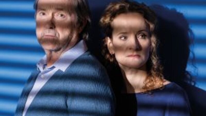 Zwei Personen vor blauem Hintergrund, Schatten von Jalousien auf ihren Gesichtern. Eine Person schaut nach vorne, die andere zur Seite., © Altes Schauspielhaus und Komödie im Marquardt e.V. Zwei Personen vor blauem Hintergrund, Schatten von Jalousien auf ihren Gesichtern. Eine Person schaut nach vorne, die andere zur Seite., © Altes Schauspielhaus und Komödie im Marquardt e.V.