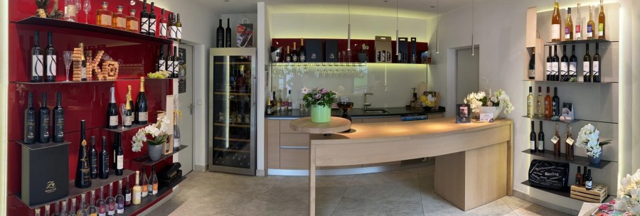 Moderne Vinothek mit Weinregalen, Flaschen, Gl&auml;sern und Dekorationen. Helle Beleuchtung und einladendes Ambiente., &copy; Weingut Zai&szlig;