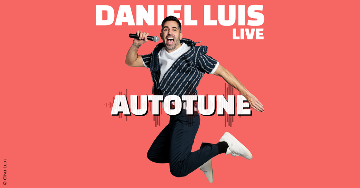 Ein Mann springt mit einem Mikrofon vor einem roten Hintergrund. Der Text 'Daniel Luis Live Autotune' ist zu sehen., &copy; links im Bild