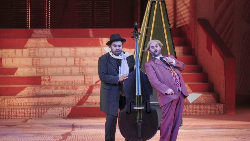 IL BARBIERE DI SIVIGLIA: Charles Sy (Graf Almaviva), Giulio Mastrototaro (Bartolo), © Martin Sigmund IL BARBIERE DI SIVIGLIA: Charles Sy (Graf Almaviva), Giulio Mastrototaro (Bartolo), © Martin Sigmund