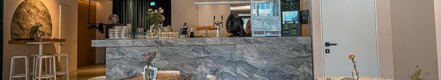 A modern café with marble tables and a stylish counter. Subtle lighting and minimalist decor create a welcoming atmosphere., © SMG Stuttgart Marketing GmbH - Thabea Zauder A modern café with marble tables and a stylish counter. Subtle lighting and minimalist decor create a welcoming atmosphere., © SMG Stuttgart Marketing GmbH - Thabea Zauder