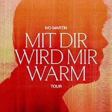 Ein Plakat mit dem Titel 'Mit dir wird mir warm Tour' von Ivo Martin, 2026. Der Hintergrund zeigt eine Silhouette in warmen Farben., © links im Bild Ein Plakat mit dem Titel 'Mit dir wird mir warm Tour' von Ivo Martin, 2026. Der Hintergrund zeigt eine Silhouette in warmen Farben., © links im Bild