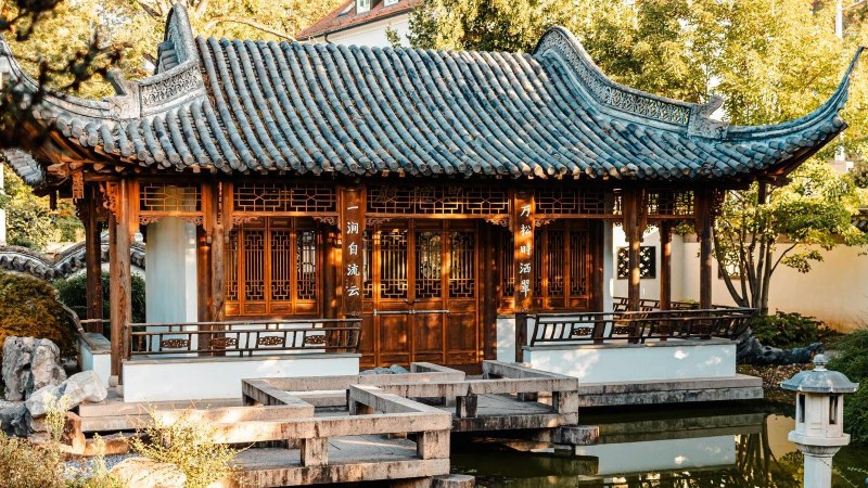 Traditional Chinese building in the Chinese Garden Stuttgart, surrounded by trees and a pond., © SMG Stuttgart Marketing GmbH - Sarah Schmid Traditional Chinese building in the Chinese Garden Stuttgart, surrounded by trees and a pond., © SMG Stuttgart Marketing GmbH - Sarah Schmid